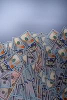 dólares americanos em um fundo cinza. finanças e negócios. foto