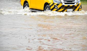 carro de coleta e veículo em enchentes, seguro de carro e conceito de situação perigosa. foto