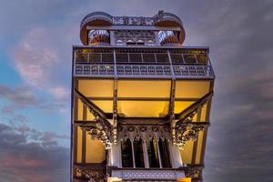 lisboa, elevador de santa justa ao pôr do sol foto