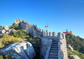 sintra, portugal, cênico castelo dos mouros com o palácio da pena ao fundo foto