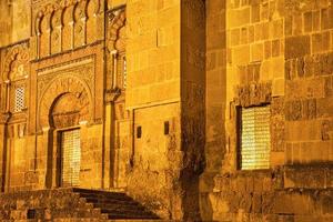 catedral mezquita em um dia ensolarado no coração do centro histórico de córdoba foto