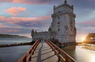 lisboa, portugal, torre de belem no rio tejo foto