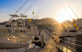 méxico, marina e iate clube em cabo san lucas, los cabos, ponto de partida para el arco e praias foto