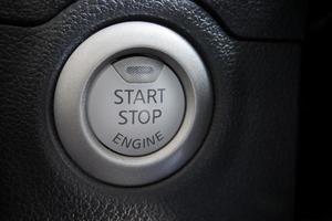 botão de parada de partida do motor de um interior de carro moderno foto