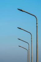 lâmpada de rua com um fundo de céu azul foto