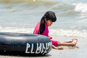 chonburi, tailândia -06 mar. 2021 uma garota asiática brincando na areia na praia de bangsaen. foto