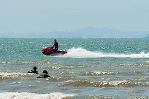 chonburi, tailândia -06 mar. 2021 a atmosfera de pessoas praticando atividades aquáticas na praia de bangsaen. foto