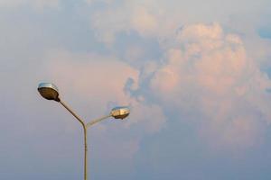 lâmpada de rua com um fundo de nuvem foto