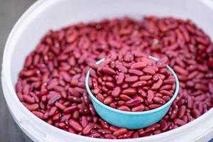 close-up de grãos de feijão vermelho para venda no mercado foto