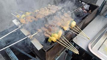 espetos de carne churrasco para grelhar na grelha de carvão foto