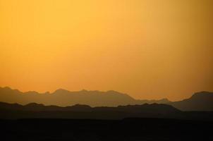 montanhas no deserto no Egito foto