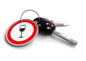 chaves do carro com conceito de condução de bebida no chaveiro foto