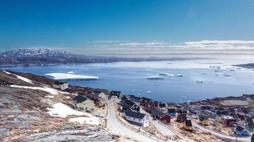 vista aérea pequena vila bonita sobre neve em qaqortoq gronelândia europa foto