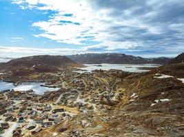 vista aérea pequena vila bonita sobre neve em qaqortoq gronelândia europa foto