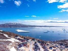 vista aérea pequena vila bonita sobre neve na gronelândia europa foto