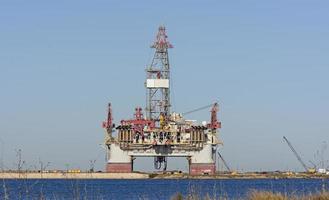 plataforma de petróleo offshore em terra foto