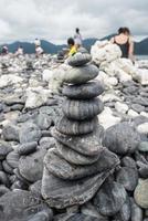 empilhar pedras no arranjo de estilo zen na ilha de lipe, província de satun, no sul da tailândia. foto