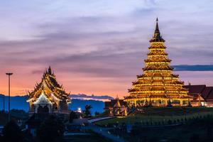 templo wat huai pla kung um pagode icônico em estilo chinês na província de chiang rai da tailândia ao pôr do sol. foto