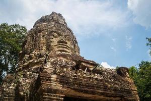 rosto misterioso no portão de angkor thom o patrimônio mundial antiga cidade khmer de siem reap, camboja. foto