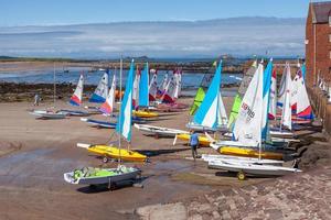 North Berwick, East Lothian, Escócia, 2010. iates de cores vivas foto