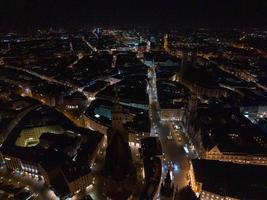 panorama aéreo da nova prefeitura e marienplatz à noite cidade de munique foto