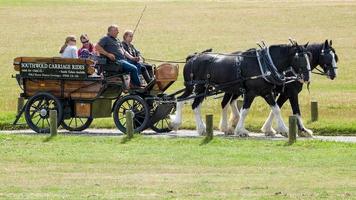 Southwold, suffolk, reino unido, 2016 pessoas desfrutando de um passeio de cavalo e carruagem foto