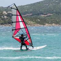 porto pollo, sardenha, itália, 2015. windsurf em um dia ensolarado foto