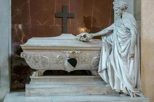 florença, toscana, itália, 2019 monumento a gino capponi na igreja de santa croce foto