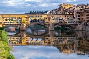 florença, toscana, itália, 2019 vista de edifícios ao longo e do outro lado do rio arno foto