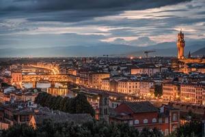 florença, toscana, itália, 2019 vista distante do palazzo vecchio ao entardecer foto