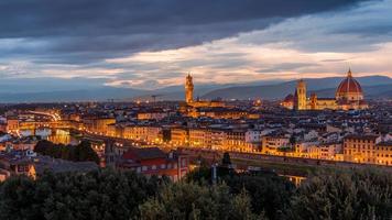 florença, toscana, itália, 2019 vista distante da catedral de florença ao entardecer foto