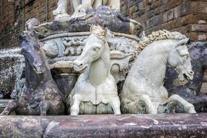 florença, toscana, itália, 2019 detalhe da fonte da estátua de netuno piazza della signoria em frente ao palazzo vecchio foto