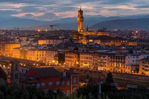 florença, toscana, itália, 2019 vista distante do palazzo vecchio ao entardecer foto