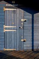 hunstanton, norfolk, reino unido, 2010. porta trancada da cabana de praia banhada pelo sol da tarde foto