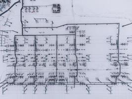vista aérea de uma subestação elétrica de alta tensão na temporada de inverno. foto