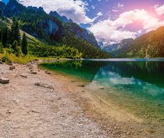 lago entre montanhas foto