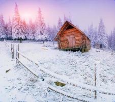 cabana nas montanhas no inverno foto