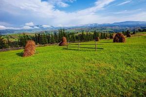 lindo dia de sol está na montanha foto