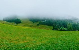 verão fantástico nas montanhas foto