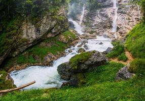 cachoeira e rio da montanha foto