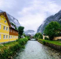 casa de paisagem perto das montanhas foto