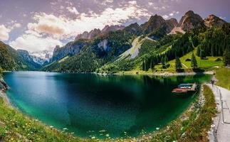 belo lago de montanha claro nos Alpes foto