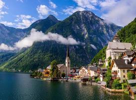 vista panorâmica de cartão postal do famoso hallstatt histórico foto