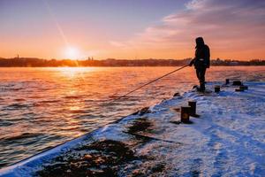 pessoas no cais assistindo o pôr do sol foto