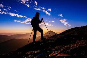 alpinista ao pôr do sol foto