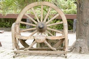 a roda de madeira de um carrinho ou buckboard. foto