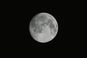 a lua se pondo no céu. foto