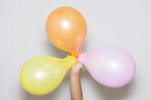 balões de três cores sobre fundo branco. foto