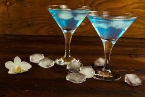 licor de curaçao azul em copos de martini foto