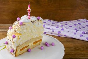 fatia de bolo de aniversário de merengue com damasco foto